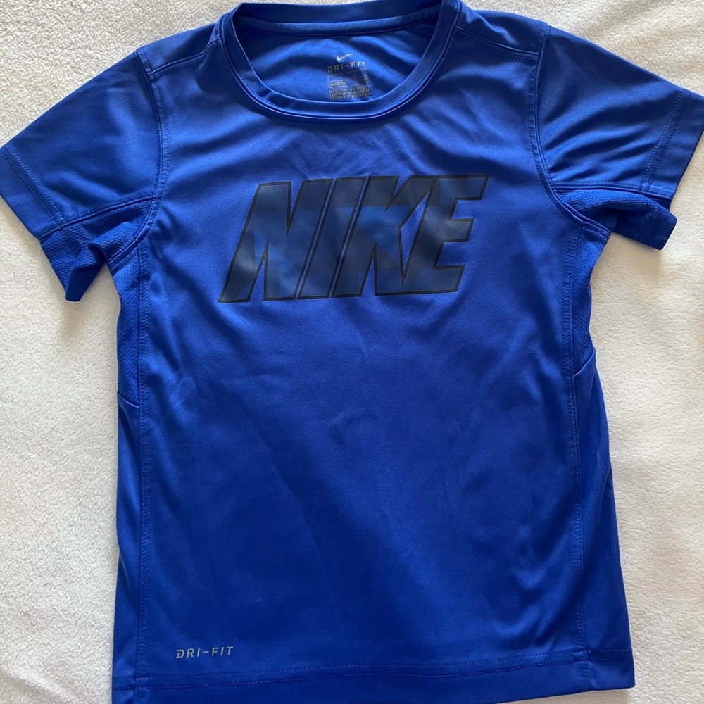 Nike lightweight t-shirt size 7 boys.